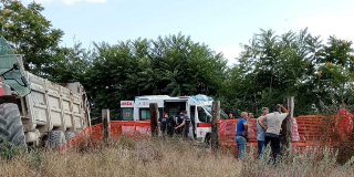 Scontro tra auto e trattore in Abruzzo, morto 50enne e due i feriti